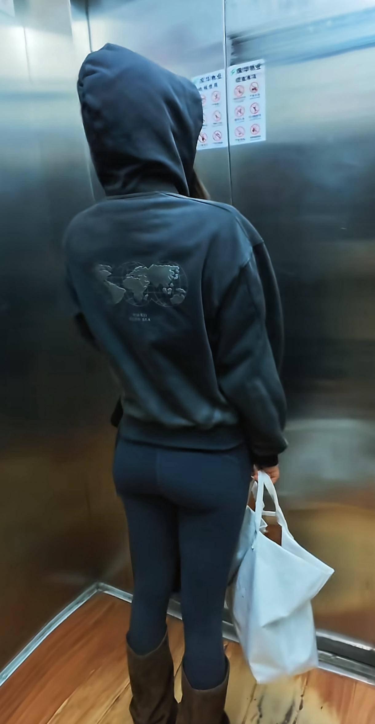 电梯偶遇，捂的真严实啊