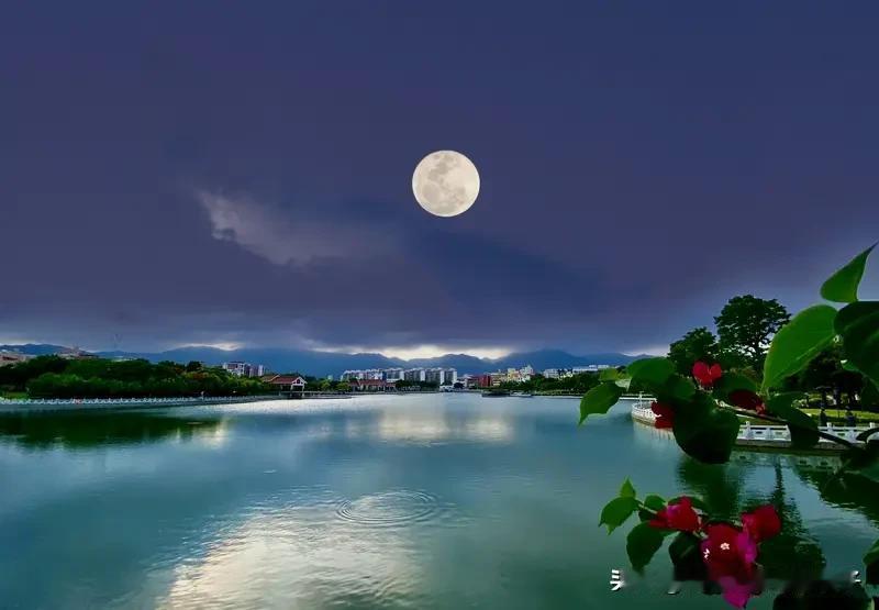 看到“水中观月色”这个上联，瞬间就感觉诗意满满。这上联描绘出在水中欣赏月色的美妙