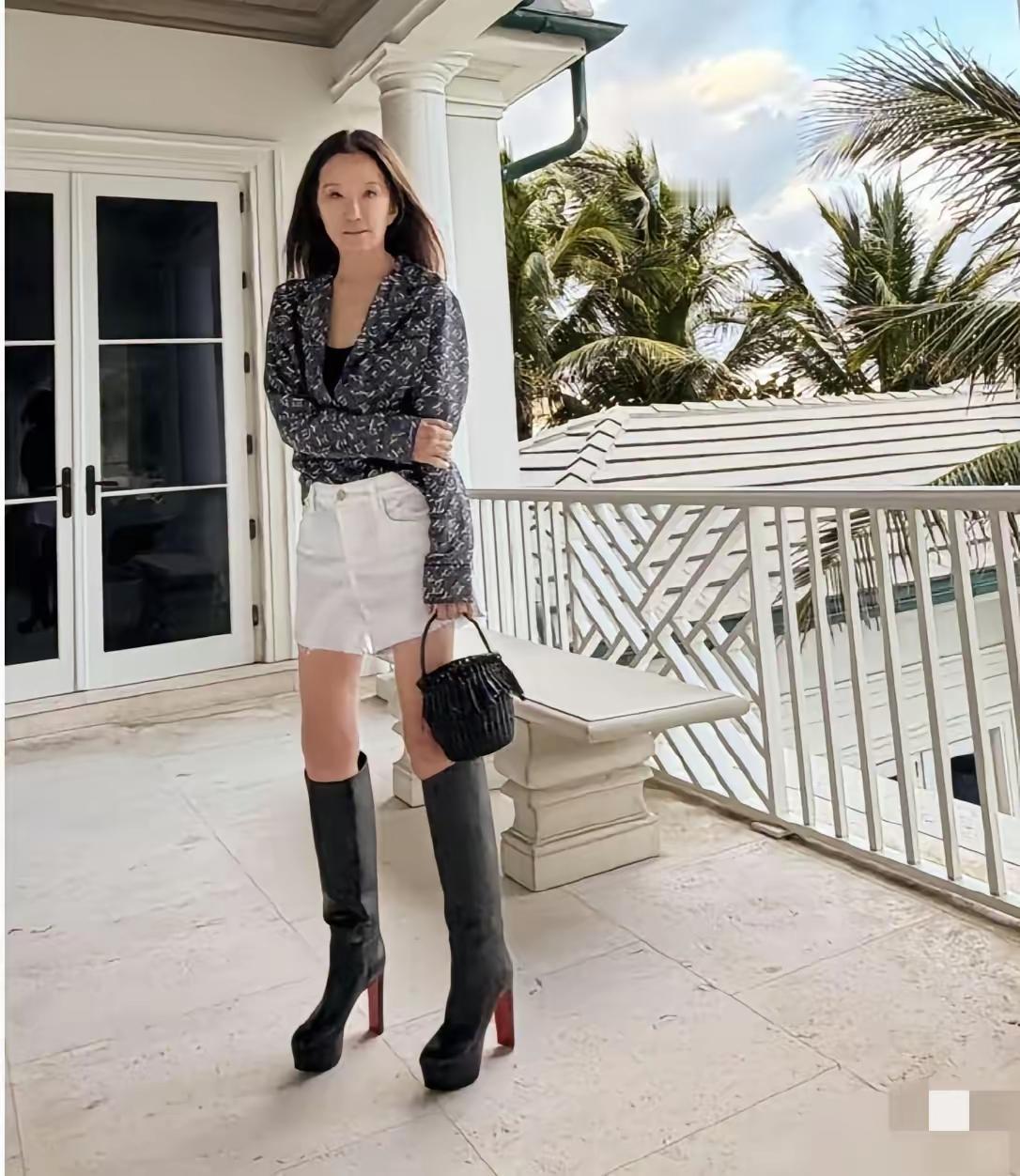 身材纤细宛如19岁少女，面容却苍老得好似91岁老妪，这形象着实令人感到割裂！
婚