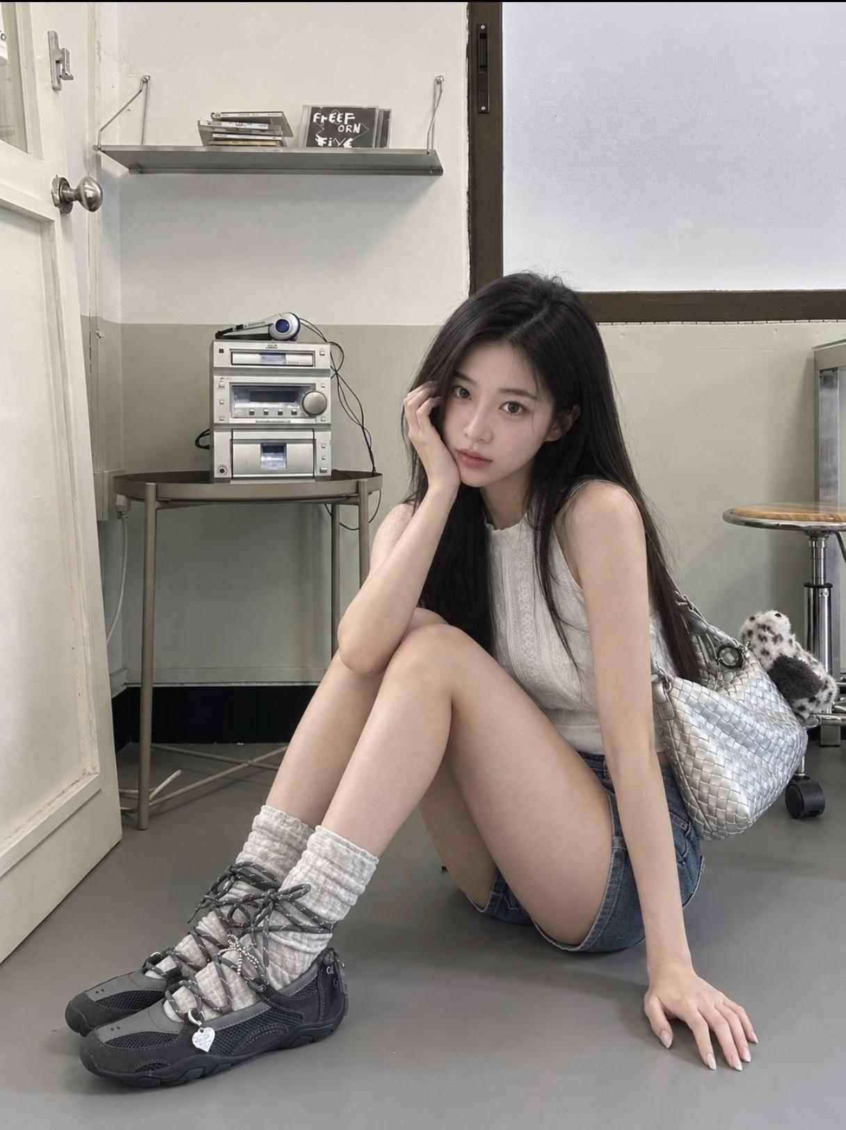 一个女孩坐在地上，看着镜头。