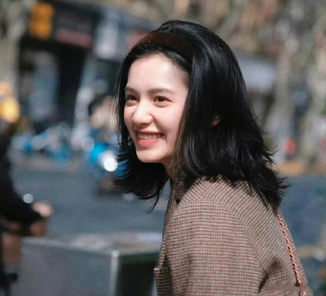 张婧仪有时候让我幻视日剧里昭和时期的公主又像生活在东南亚在阳光和雨林里生长的女孩
