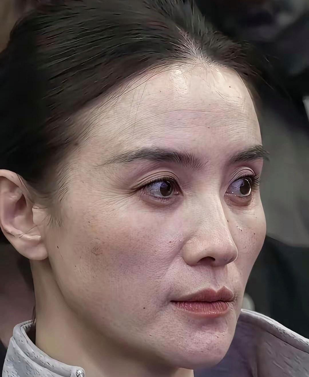 都说岁月从不败美人，关掉美颜滤镜，才看见最真实的样子。
皱纹、斑点样样都不少。
