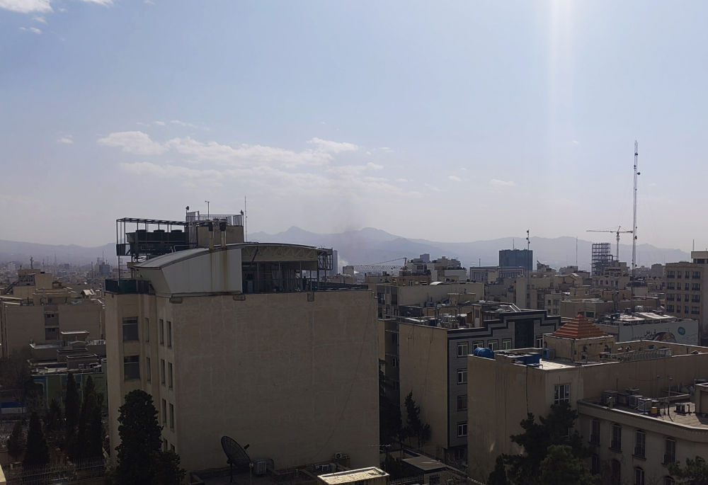 【#伊朗德黑兰市中心景象#】记者2月28日在伊朗首都德黑兰听到三声巨大爆炸声。伊