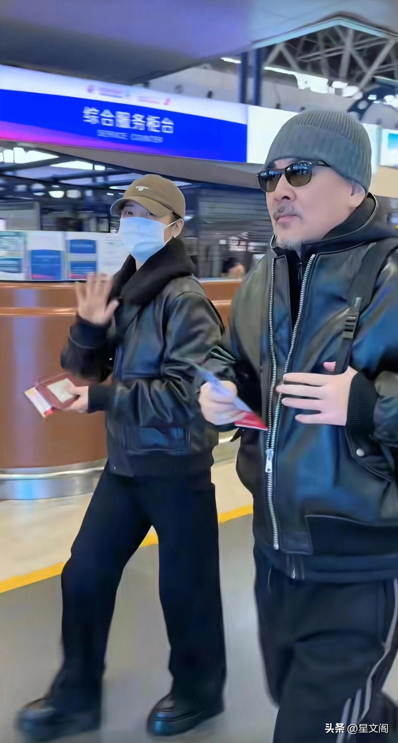 陈建斌蒋勤勤夫妇现身机场，
两人加起来100岁却穿的像小年轻
........