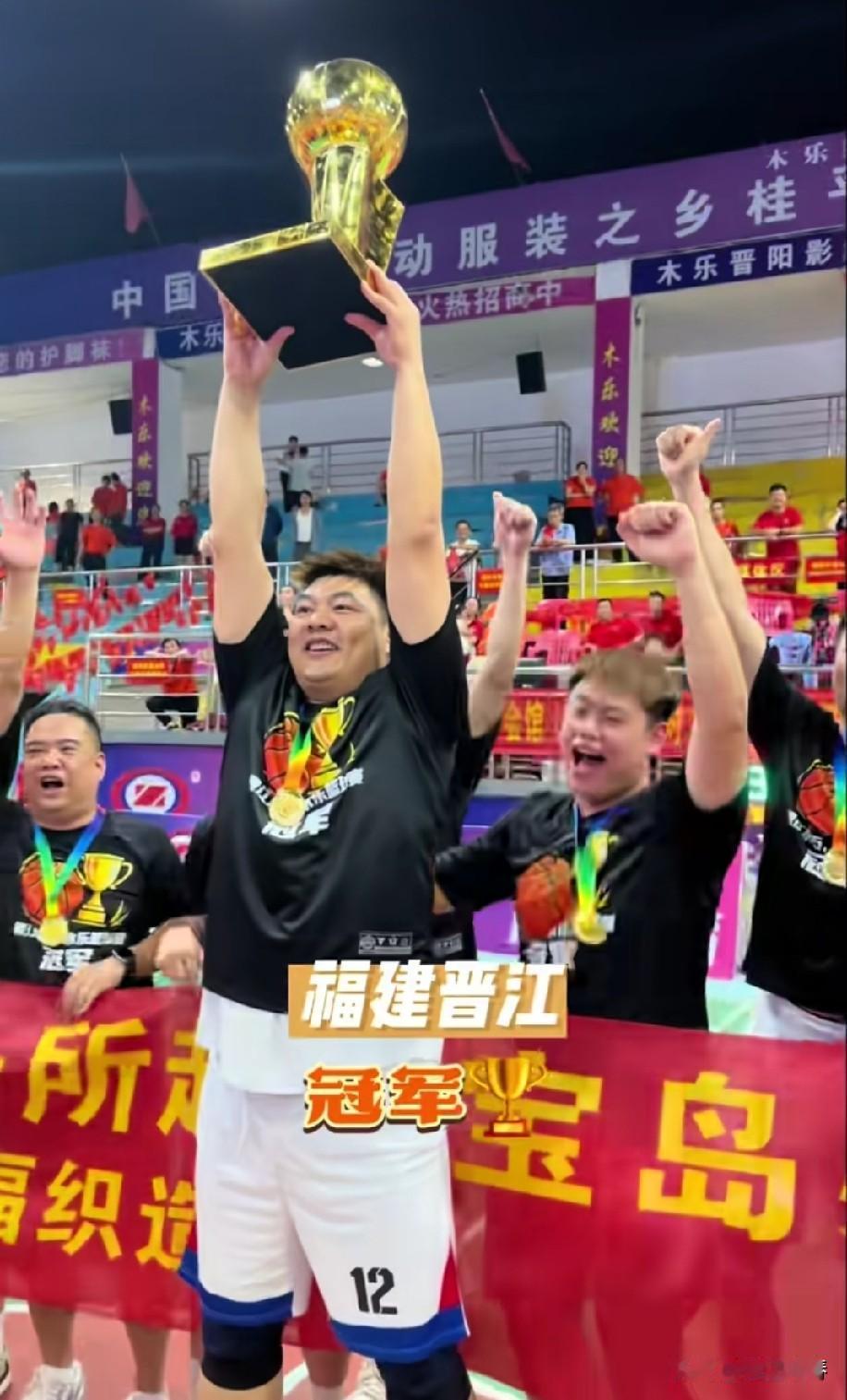 中国·广西木乐休闲运动服饰之乡“服装杯”篮球联赛，在广西桂平市木乐镇体育馆开赛！