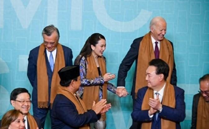 泰国总理启程回国，迷彩上衣配银色裤子好惊艳，送行小姐姐超优雅
在秘鲁首都利马举行