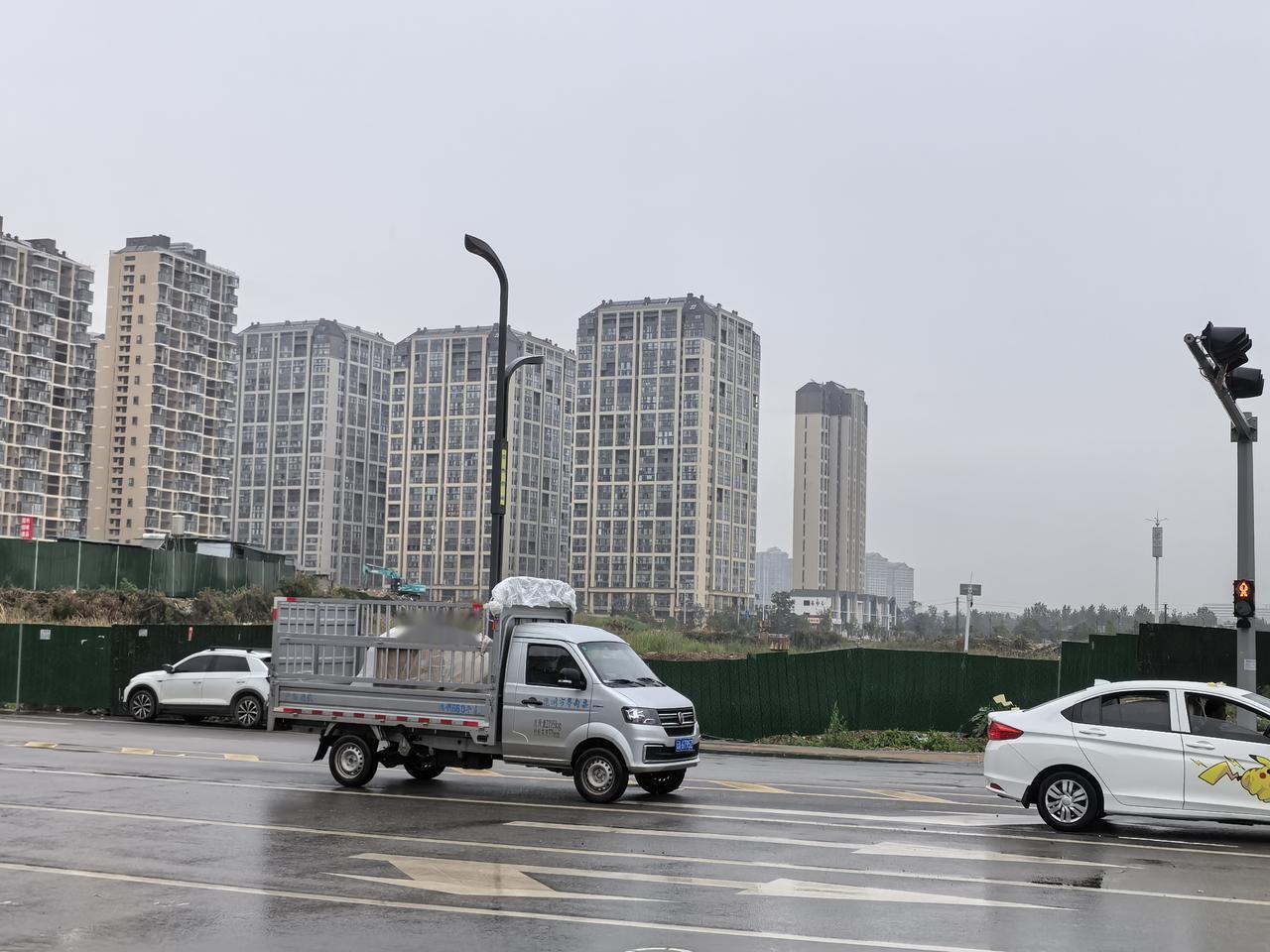在中航城与颐和1898这中间饵季路边上，绿星智慧城这里有好大一片空地荒废着，有差