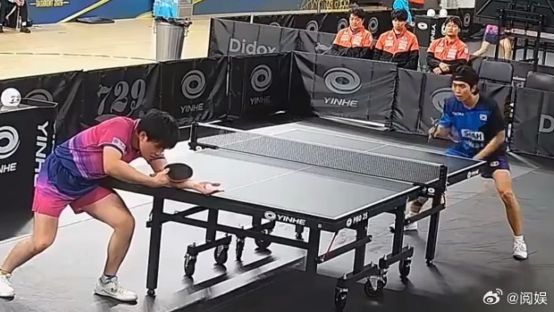 张本智和输球后扶桌跪地第二场，张本智和3-0朴康贤，日本1-1韩国； ​​​