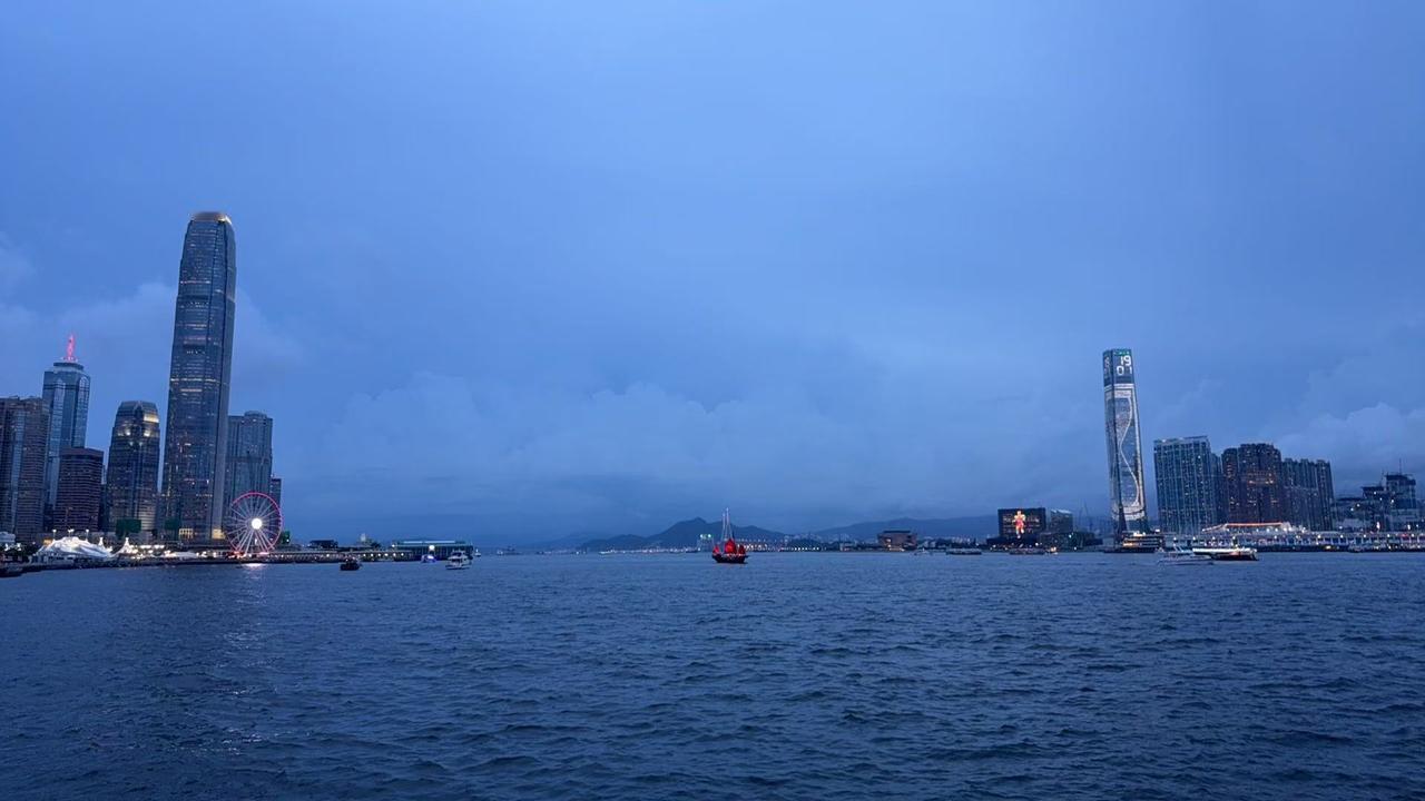 海是什么颜色夜夜陪着你的海 心情又如何灰色是不想说 蓝色是忧郁而漂泊的你 