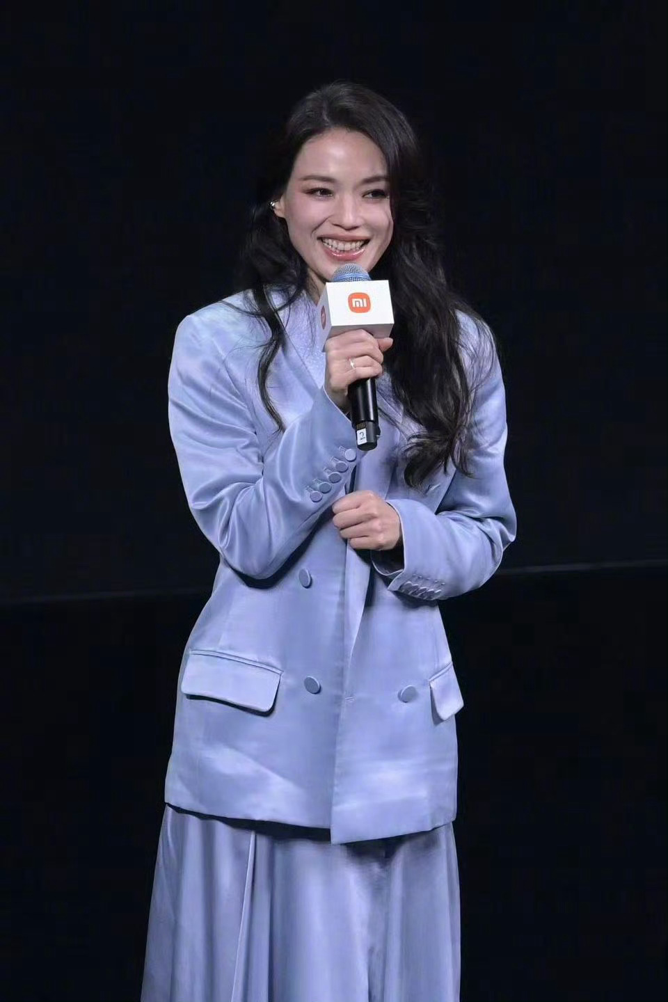 舒淇对新SU7卡布里蓝印象最深 今晚发布会真的被舒淇和卡布里蓝的组合戳中了，舒淇