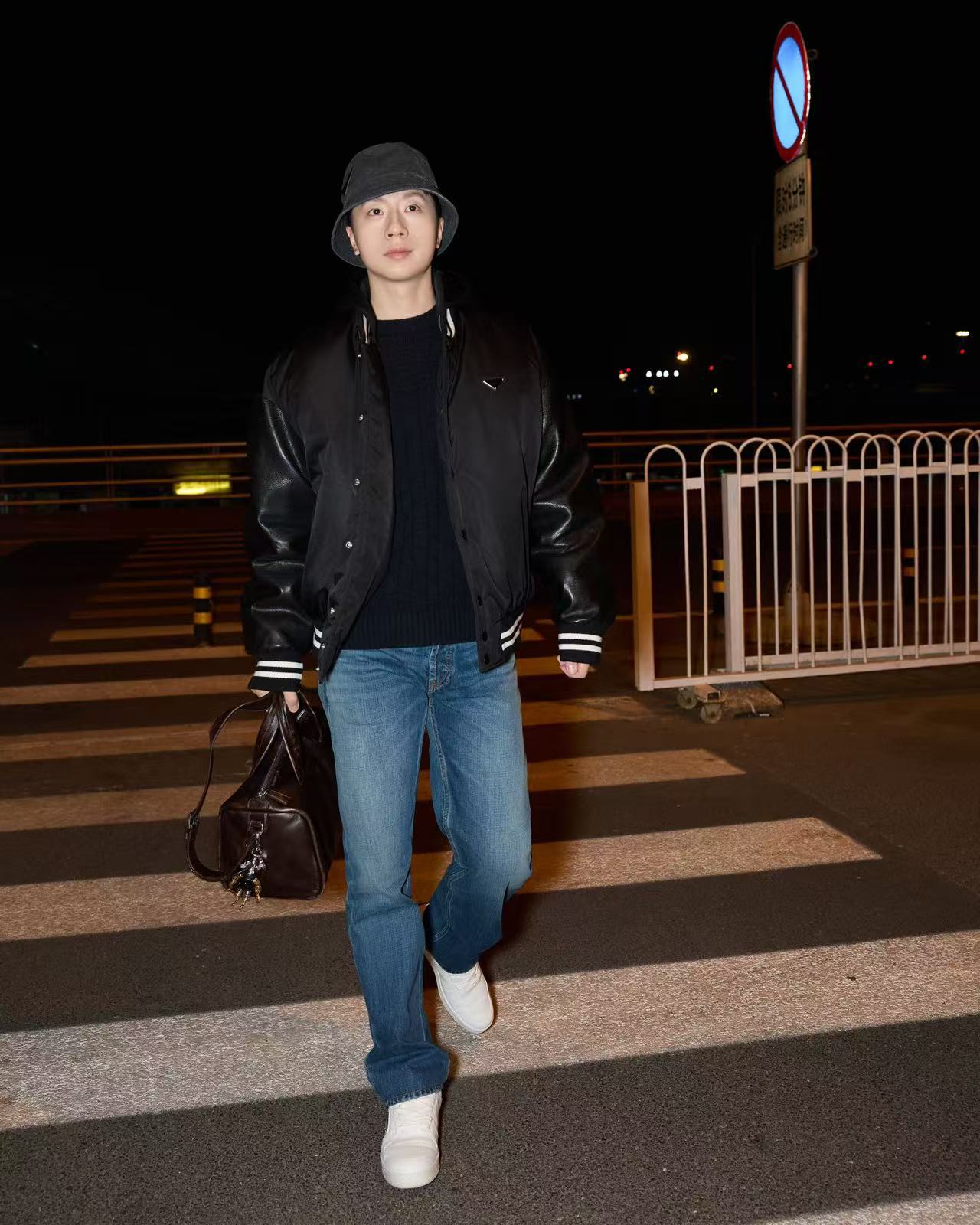 马龙从容街拍 马龙的美貌是“冠军美学”的最佳注脚——棱角分明的轮廓写着坚毅，温和