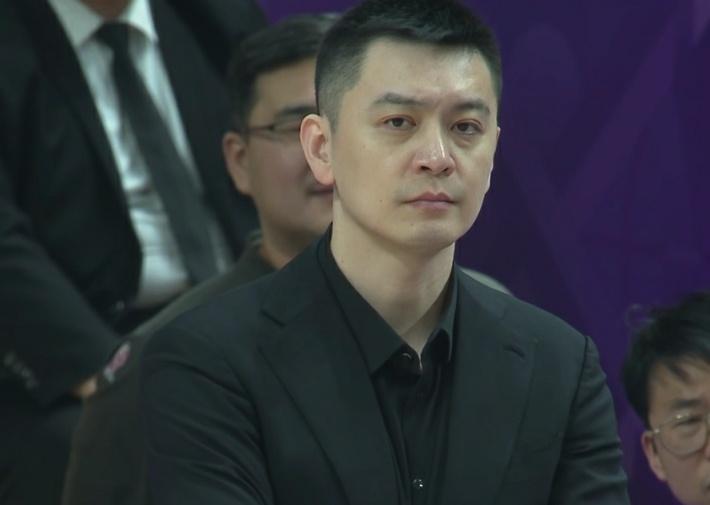 杨鸣终于缓了一口气：辽宁本钢主场战胜了来访的长白山恩都里，终结4连败，同时送给了