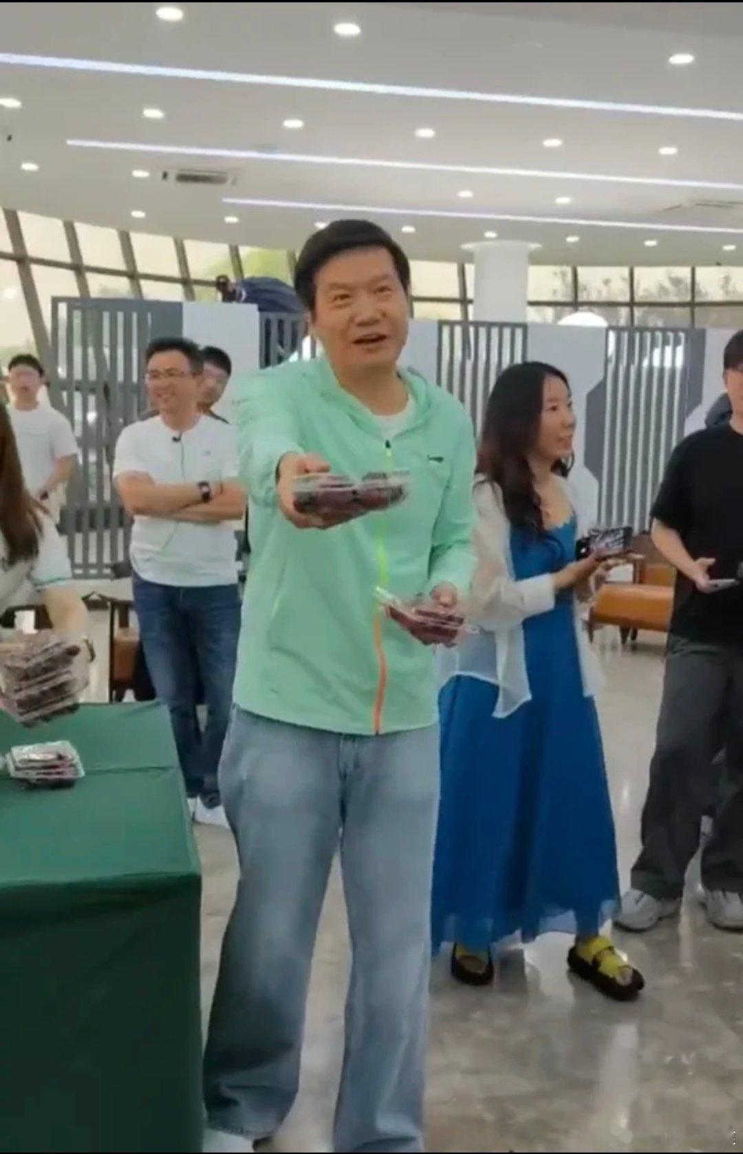 雷军回应装600斤车厘子被指违规我预判了你的预判，雷军表示是用卡车送到实验场，在