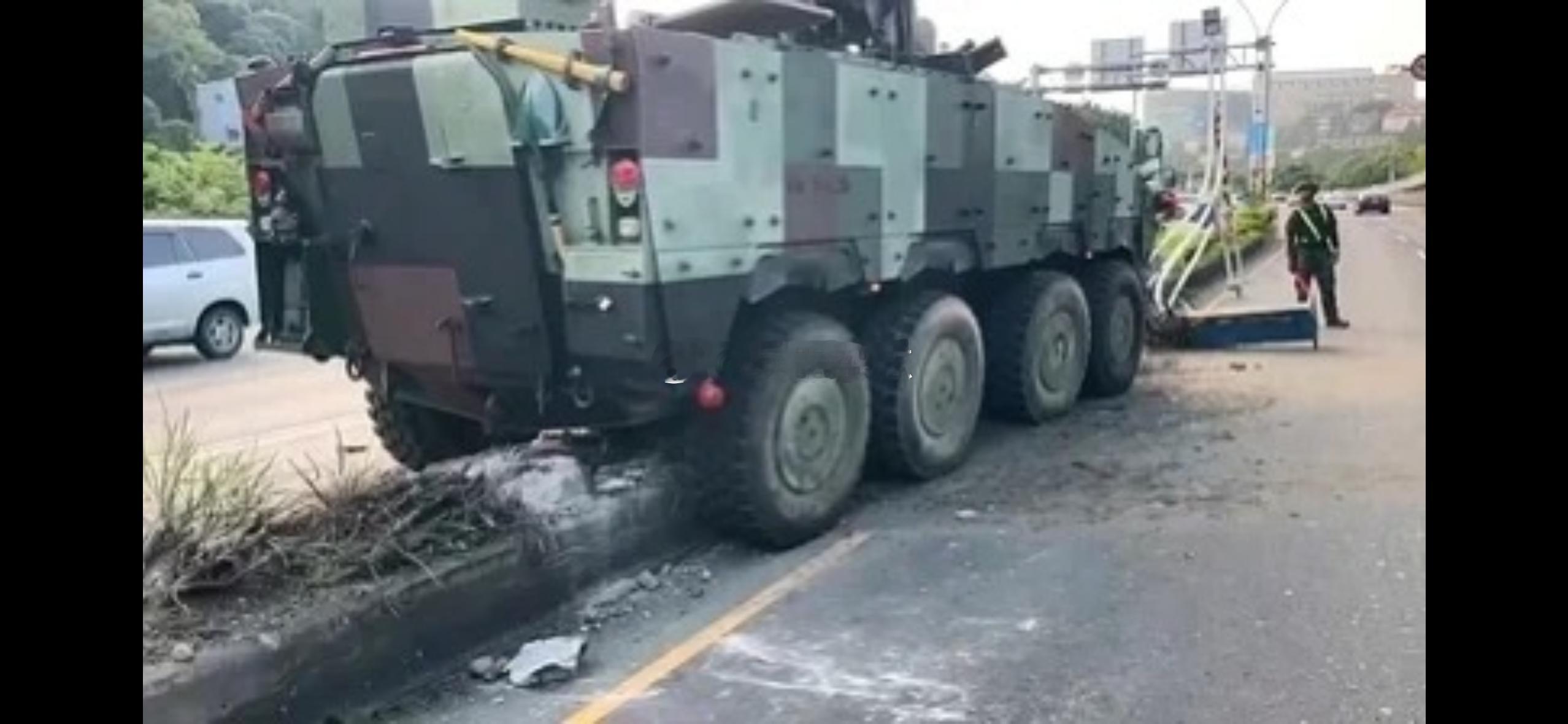 兵器影像 台伪陆军女司机驾车惹祸——台伪陆军1辆云豹8轮装甲车今天清晨5时许在新