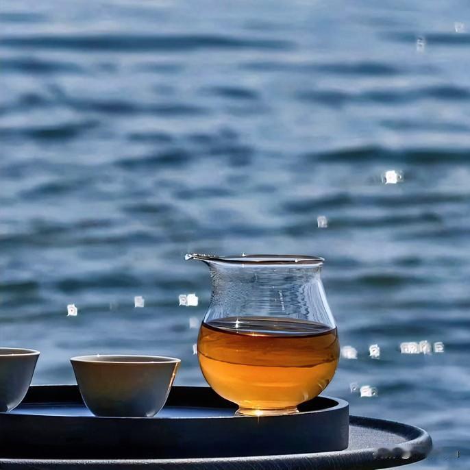 《淬茶魂·楚辞九歌体》
炭火涌兮，沸汤旋。新芽怯兮，翠痕颤。世人慕色兮，茶待年。