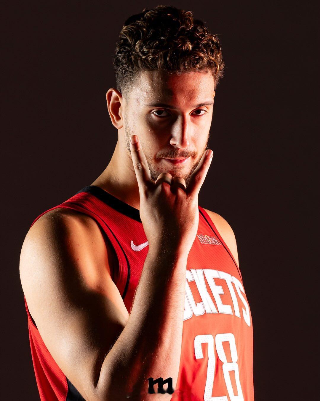 ESPN 的Tim Bontemps将申京、阿门、谢泼德三人组评为NBA最佳球员