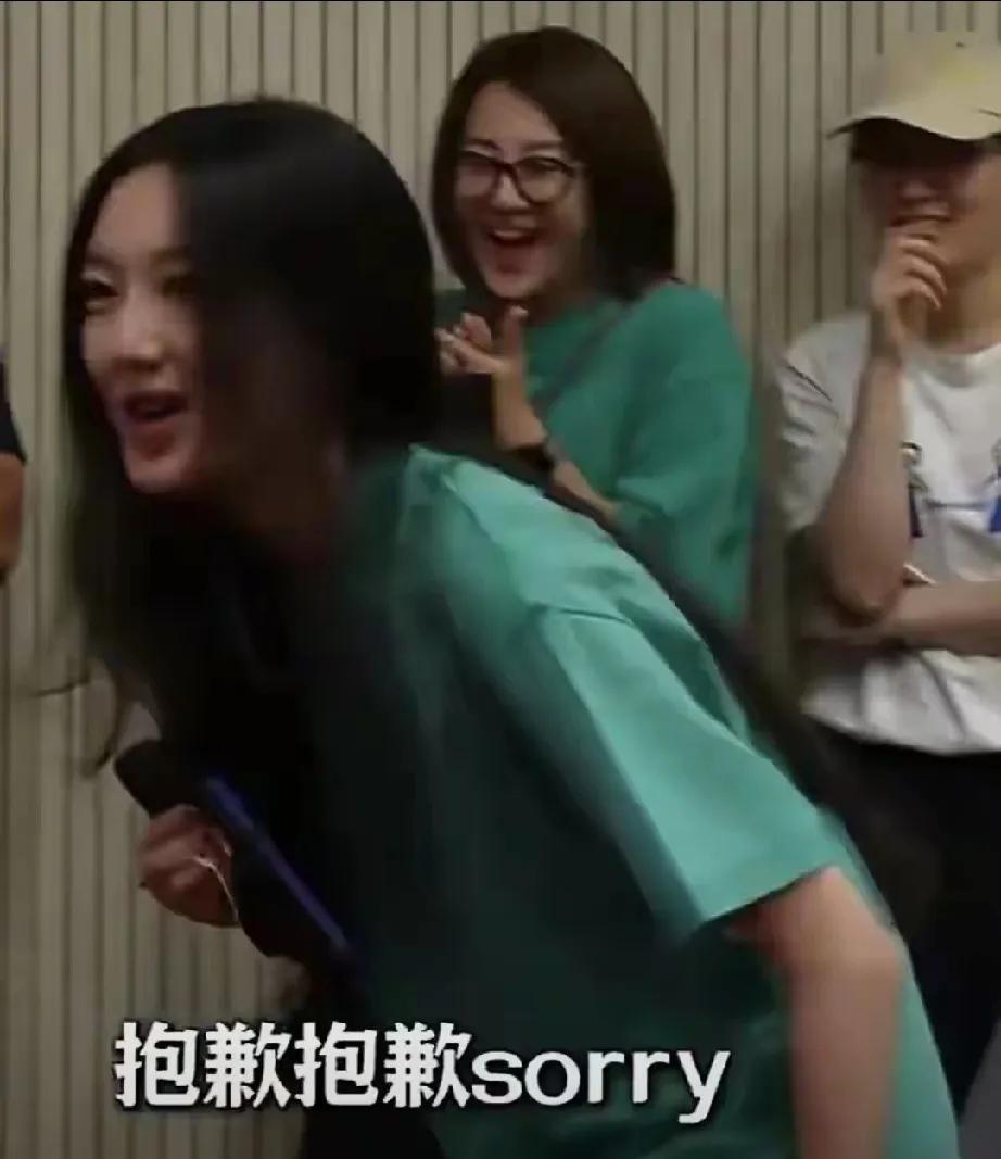 李亚鹏晒出女儿李嫣近照，瞬间引爆网络！这小姑娘，简直是王菲的“迷你版”，抬手那小