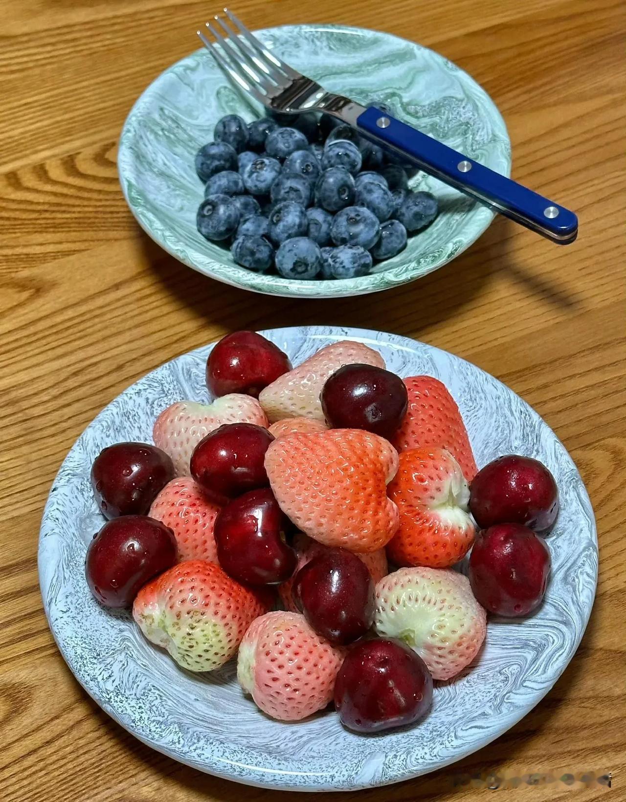 他说我藏不住秘密，想想确实是啊，每次拍了图片，总是一股脑发出去，图也藏不住啊。又