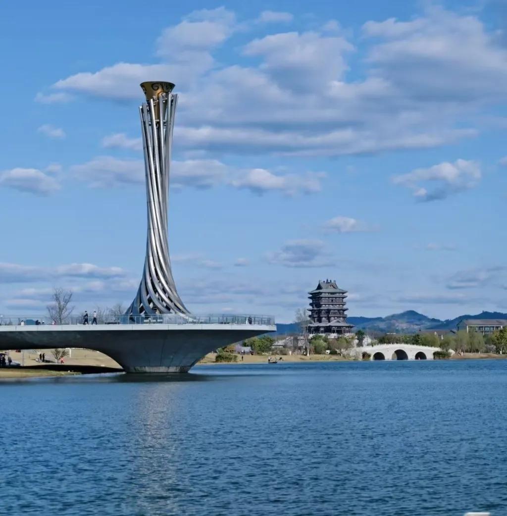 四川成都、东安湖公园；
  很少有人知道，如今碧波荡漾的东安湖，曾经只是一片平平
