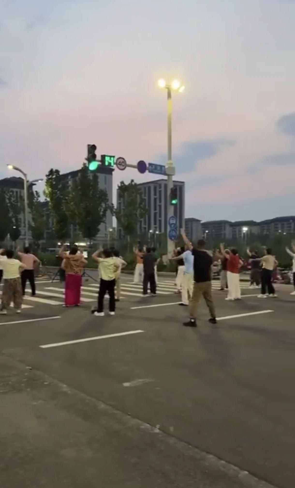 河北这条路，红绿灯还在认真上班，大妈们已经在路上跳上广场舞了。

视频里拍得清清