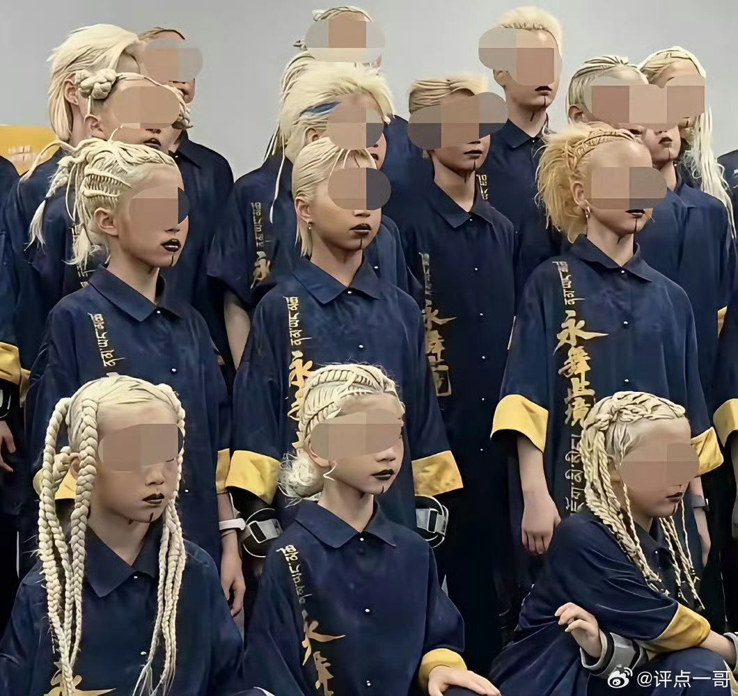 主办方，把少年打扮成这样想把祖国的未来往哪领？ 