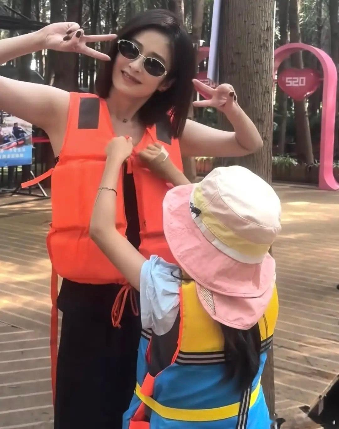 付辛博老婆带着孩子在云南湿地公园游玩，8岁女儿小月亮提着水桶，穿着水靴下河捞鱼，