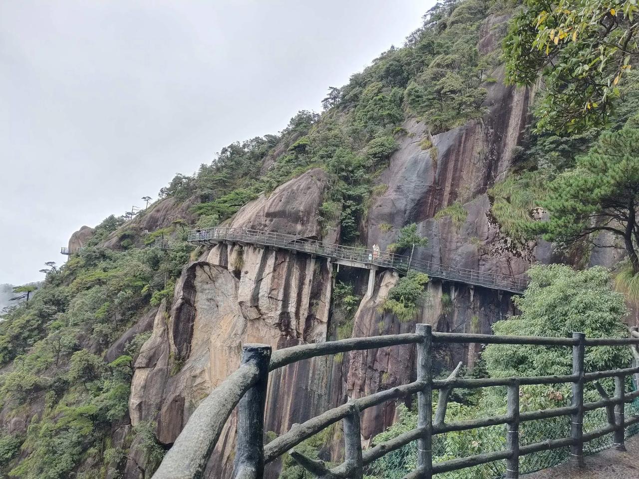 山不在高，独特则灵。唯一一座同被毛泽东和蒋介石青睐的名山-庐山
小学课本里学到“