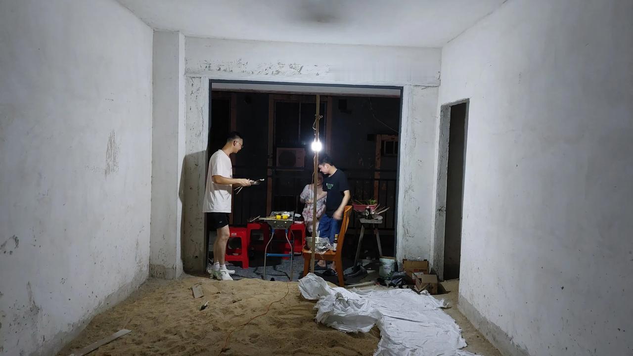 老表们聚在一起烧烤了，中秋之夜的聚会仍然是很开心的，平时各忙各的工作，中秋好不容