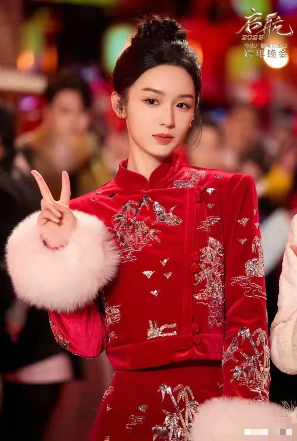 岁末之际，白鹿、周也、王楚然于央视跨年舞台惊艳合体。她们身着红装，明媚似火，恰似
