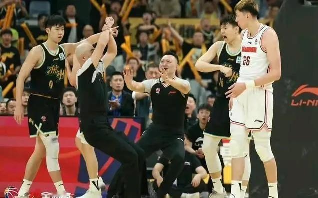 #周琦遭驱逐# 首先是李犯规在先。周也不是故意的，球场上都会出现的犯规动作，也很