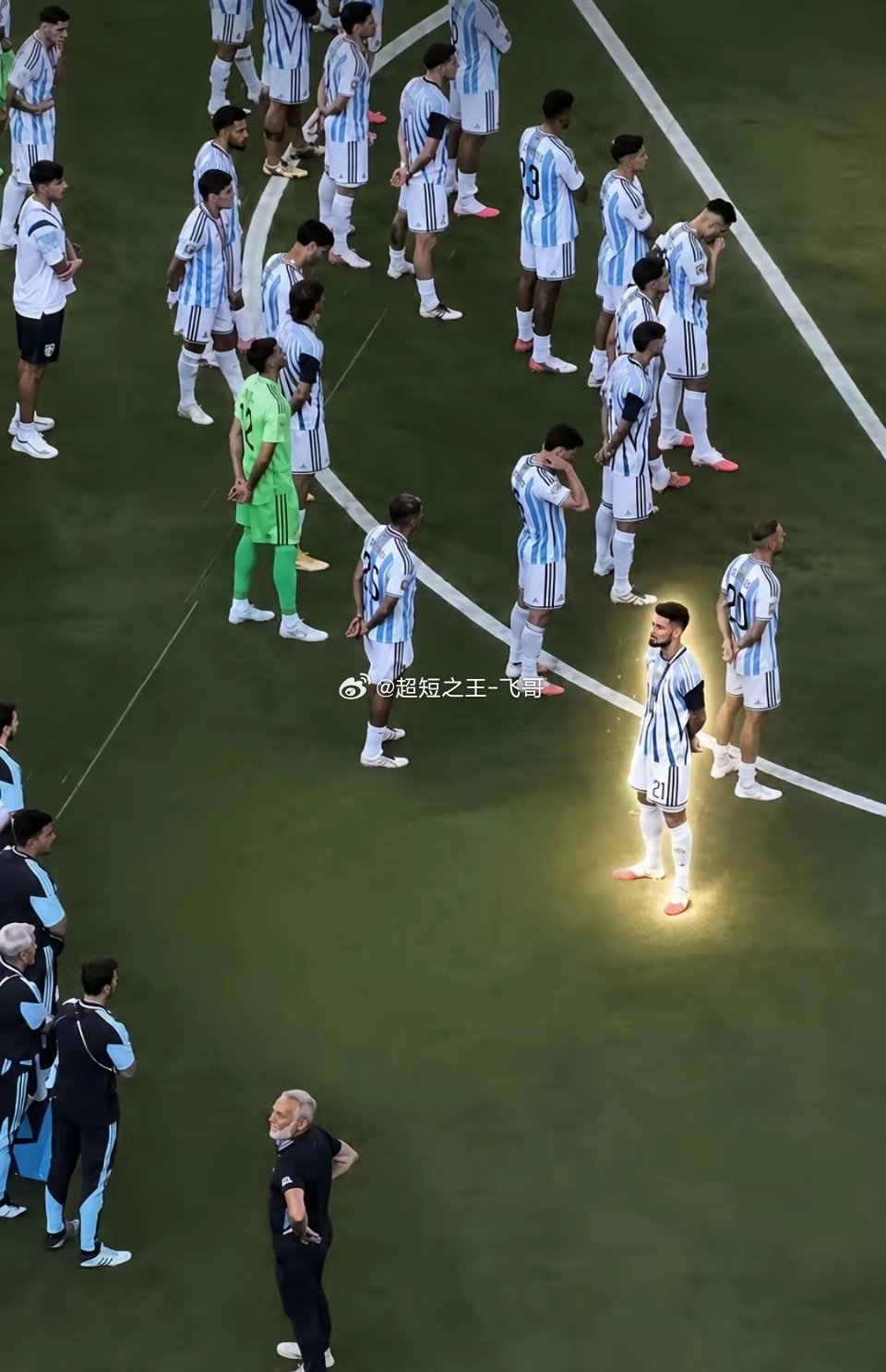 阿根廷球员洛佩斯成为了一个特立独行的人，只有他看向西班牙庆祝夺冠。这一刻的画面体