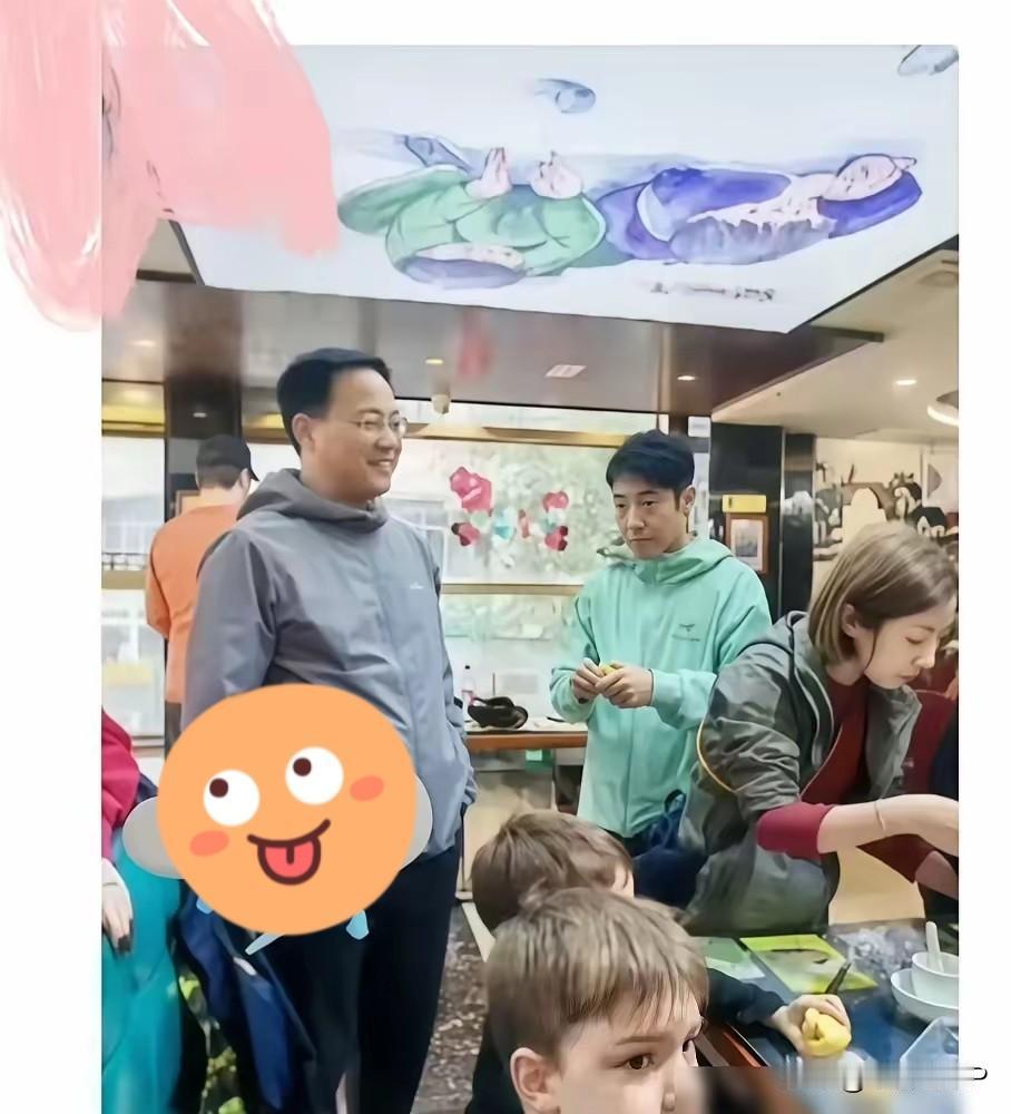 撒贝宁这顿饭，估计让他洋岳父毕生难忘。一桌子菜上来，李白娘家人筷子都不知道往哪伸