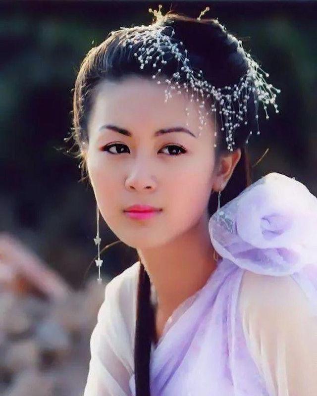 前TVB古装美人唐宁离婚后移民未能见仔女，街坊装单拖买外卖依旧童颜！
童星出身的