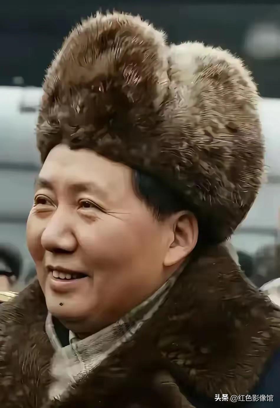 这是毛主席访问苏联时的珍贵彩色修复影像，寒冬装束难掩从容气度，此次出访奠定了早期