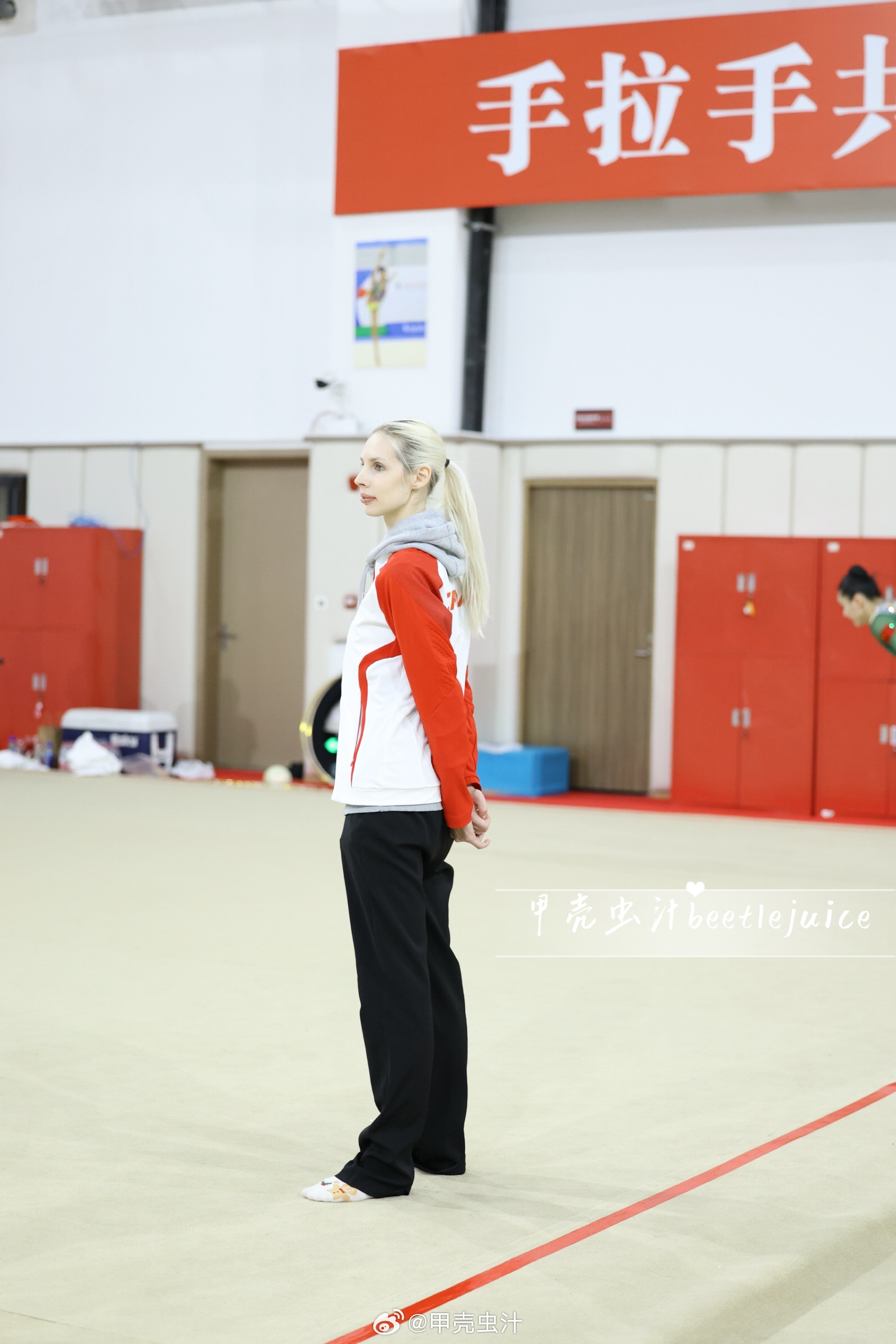 我最佩服B姐的就是无论何时你抓拍她 她整个人都板板正正艺术体操