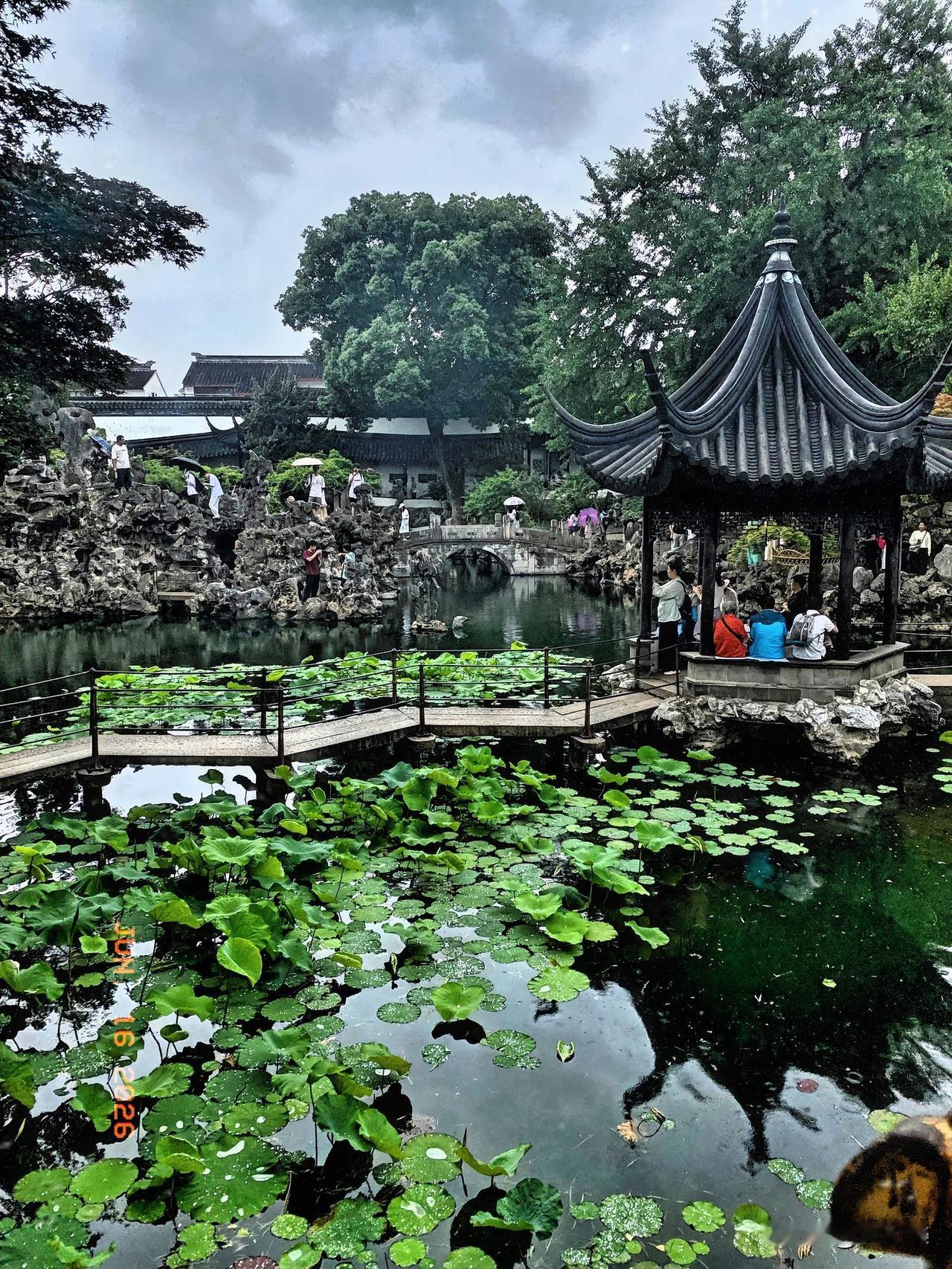 我们从人海中走来，穿过庭院与老宅，在狮子林和苏州邂逅。
人生如初见，相对无言，一