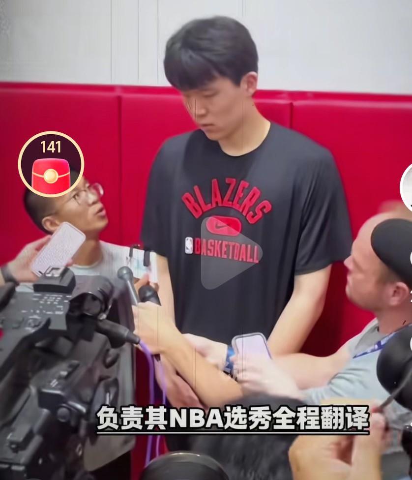 杨瀚森的翻译进入了开拓者的教练组啊，这真是万万没想到啊，没想到杨瀚森没有转正，他