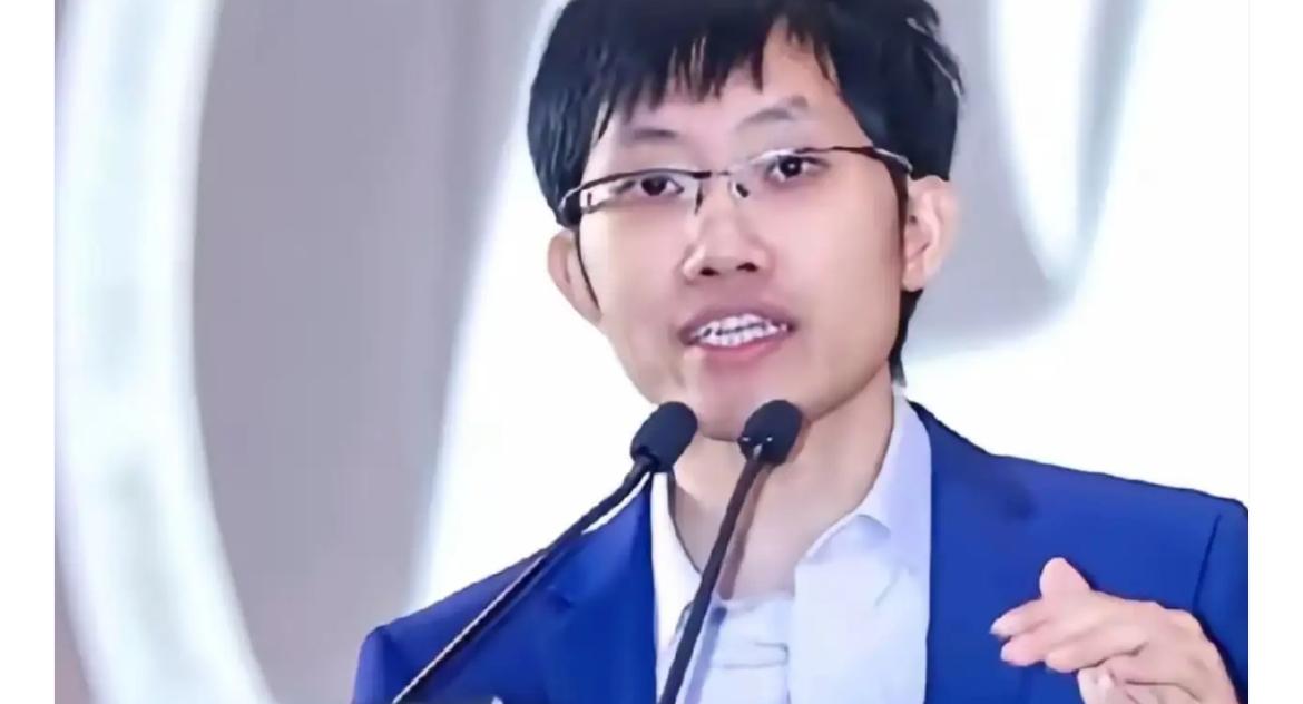 这下咱们可算是彻底明白了，这根本不是什么技术没学到家的问题。

咱们两亿股民盯着