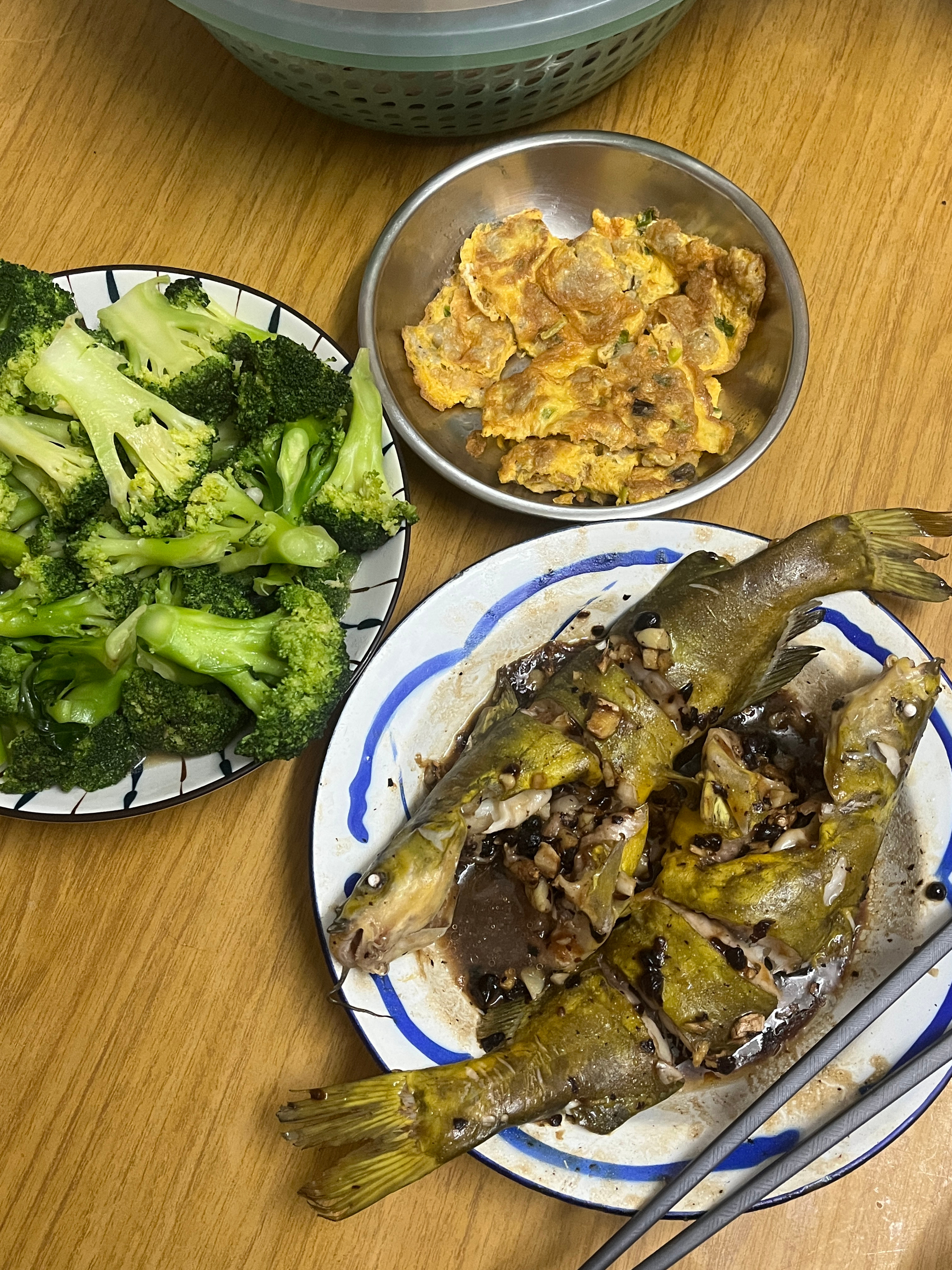 本周随拍来啦！和狗狗晒太阳🌞随便炒的西蓝花🥦也很好吃！还有黄骨鱼南瓜蒸排骨的