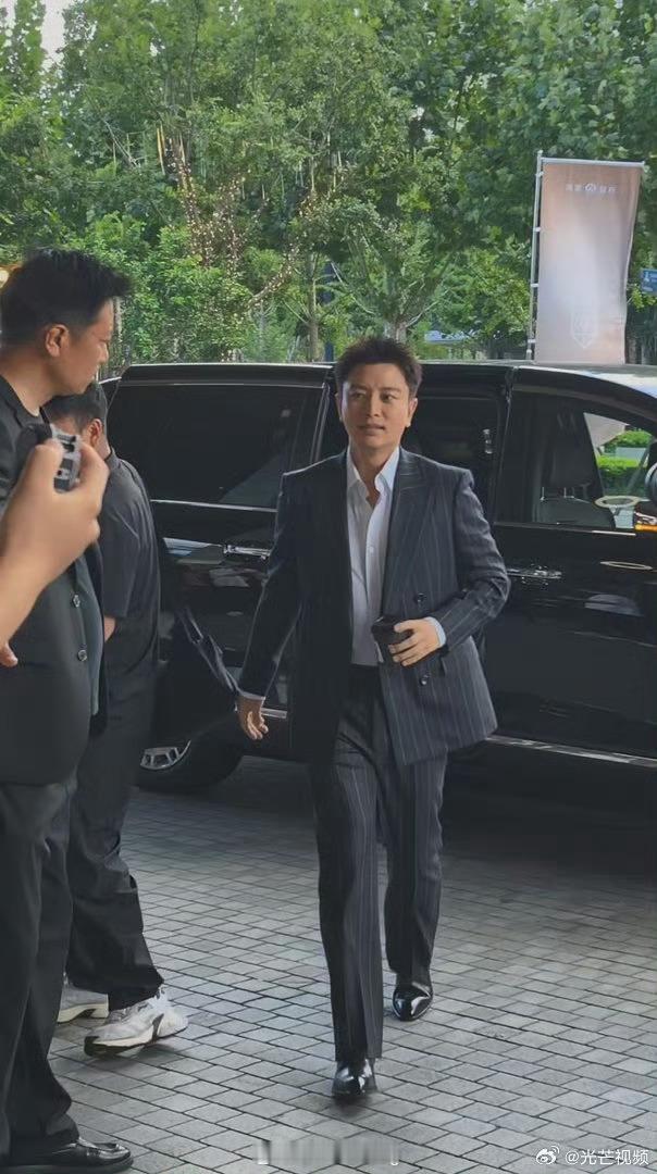 在上海看到了内娱熟人都有谁啊？看到有刘嘉玲、陈赫、贾乃亮，堪称红毯阵容了，啥活动