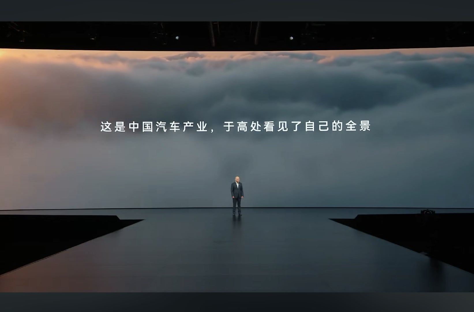 尊界典藏带领中国汽车工业再向上这是中国汽车产业，于高处看见了自己的全景。 