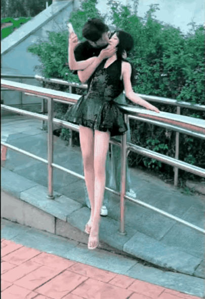 偶遇心动女神，男生教科式索吻，最终抱得美人归。