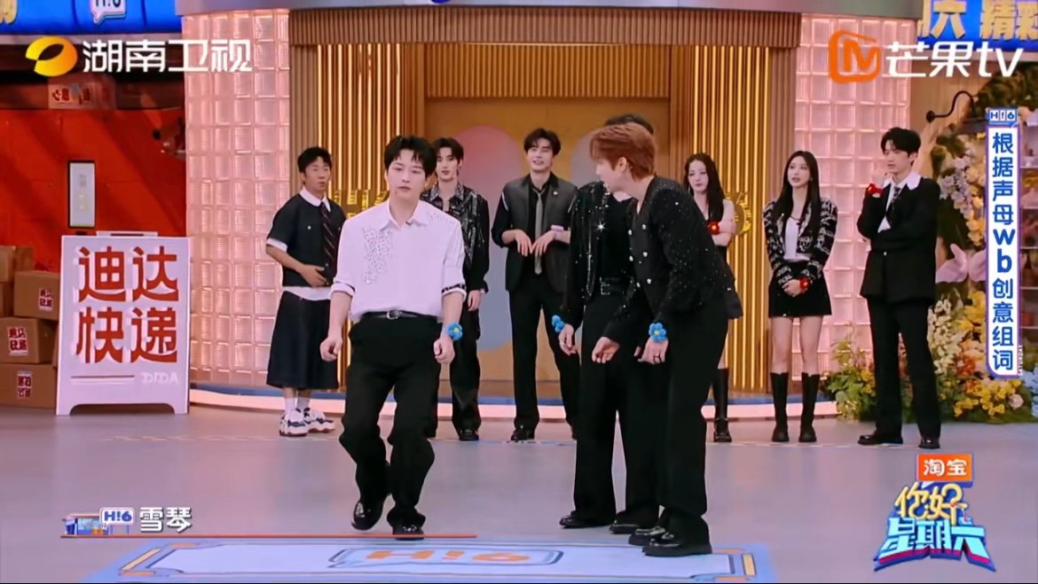 吴泽林演李雪琴见到白宇 吴泽林这模仿也太有梗了！先把李雪琴腰伤时的拘谨姿态演得活