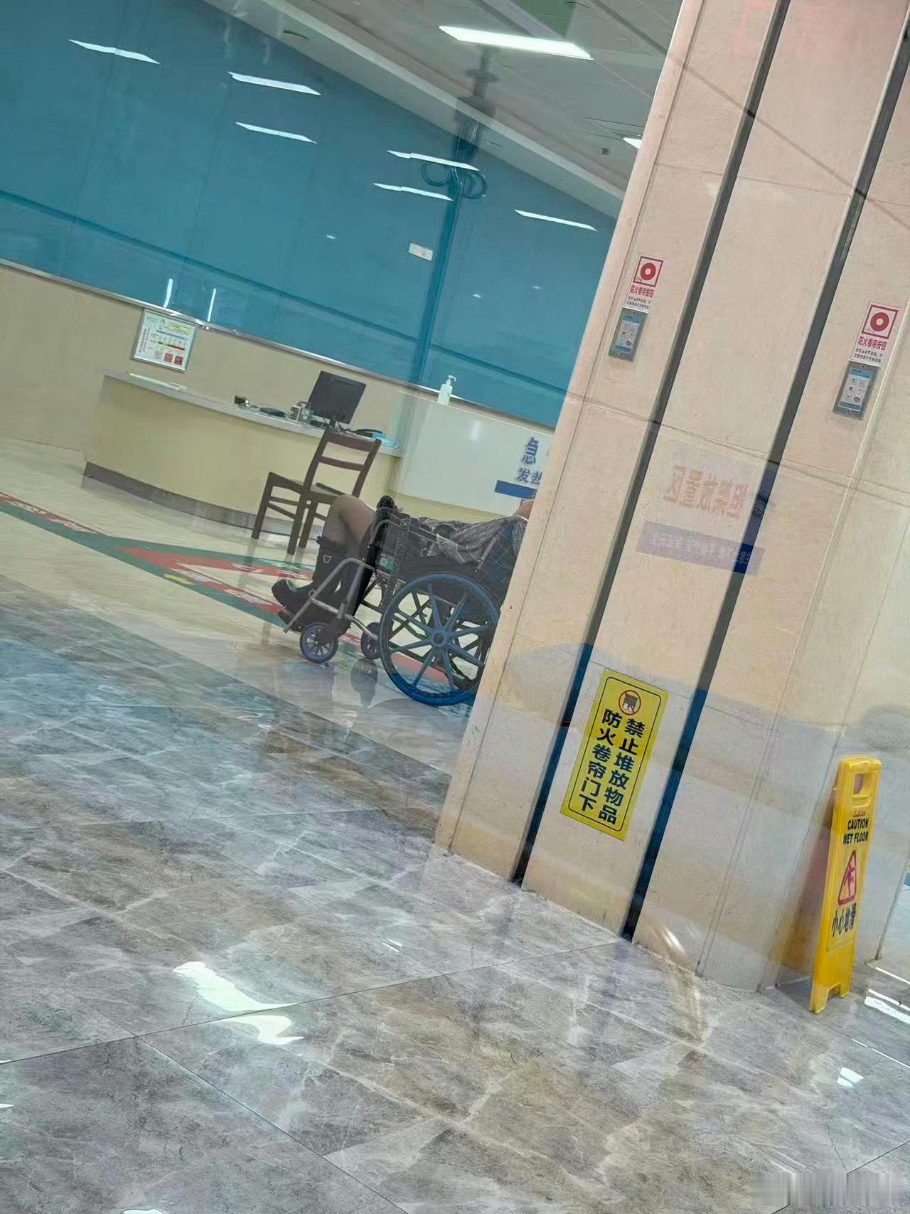 黄霄雲晕倒黄霄雲演出晕倒😷行程满满累到身体不堪重负，黄霄雲演出意外晕倒让人牵挂