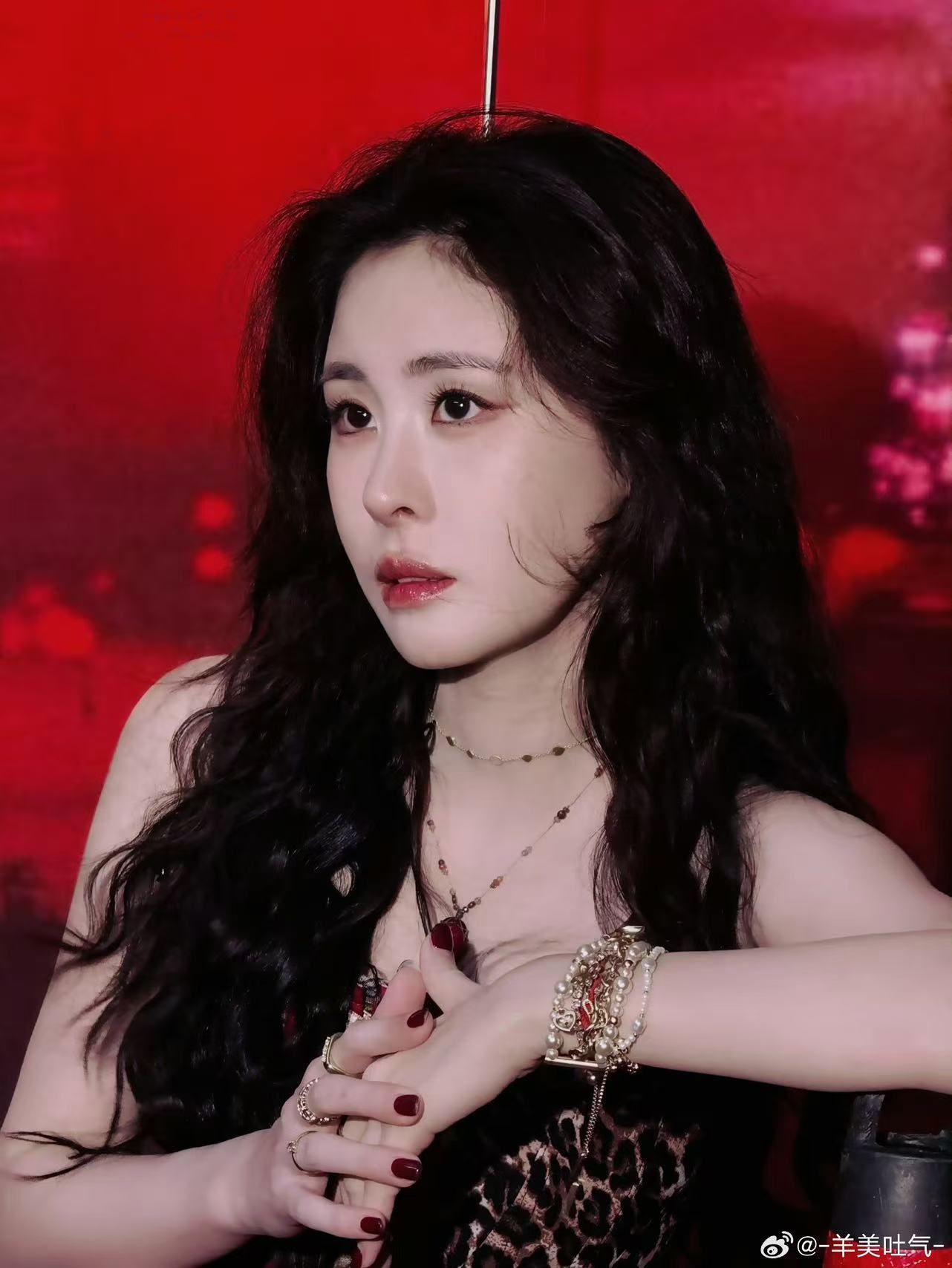 金鹤龙给张碧晨化的赤焰朋克妆张碧晨赤焰朋克妆 张碧晨真的从来不会让人失望，从冰蓝
