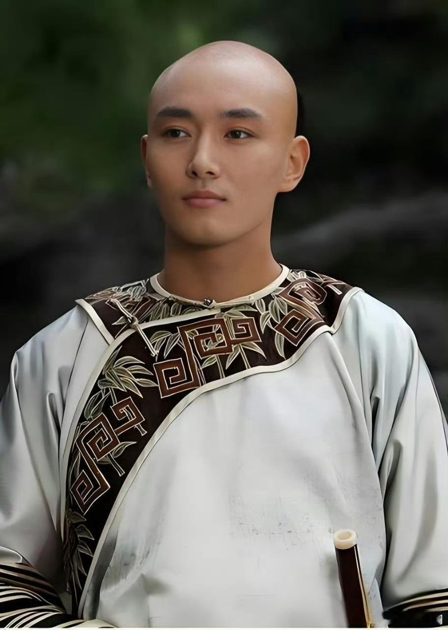 果郡王也转战短剧赛道了感觉很多演员都转战短剧了，确实短剧赚得多节奏快 ​​​