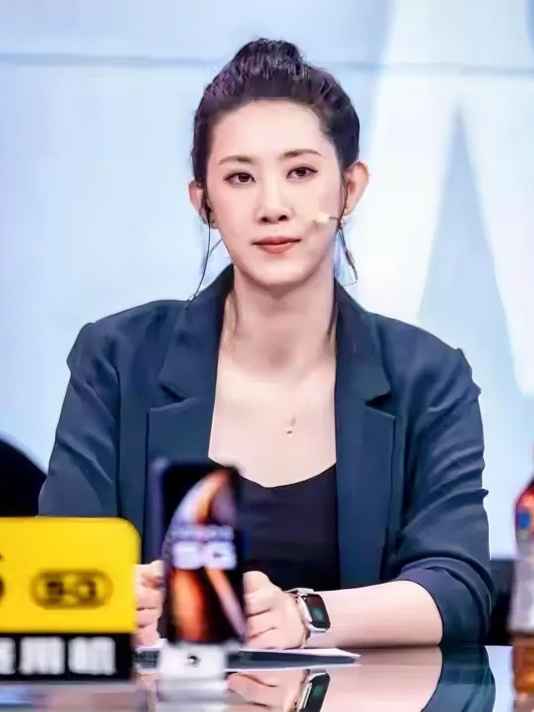 女排名宿薛明10年前和导演丈夫离婚后一直单身。

如今的她已经奔四了，外形挺拔靓