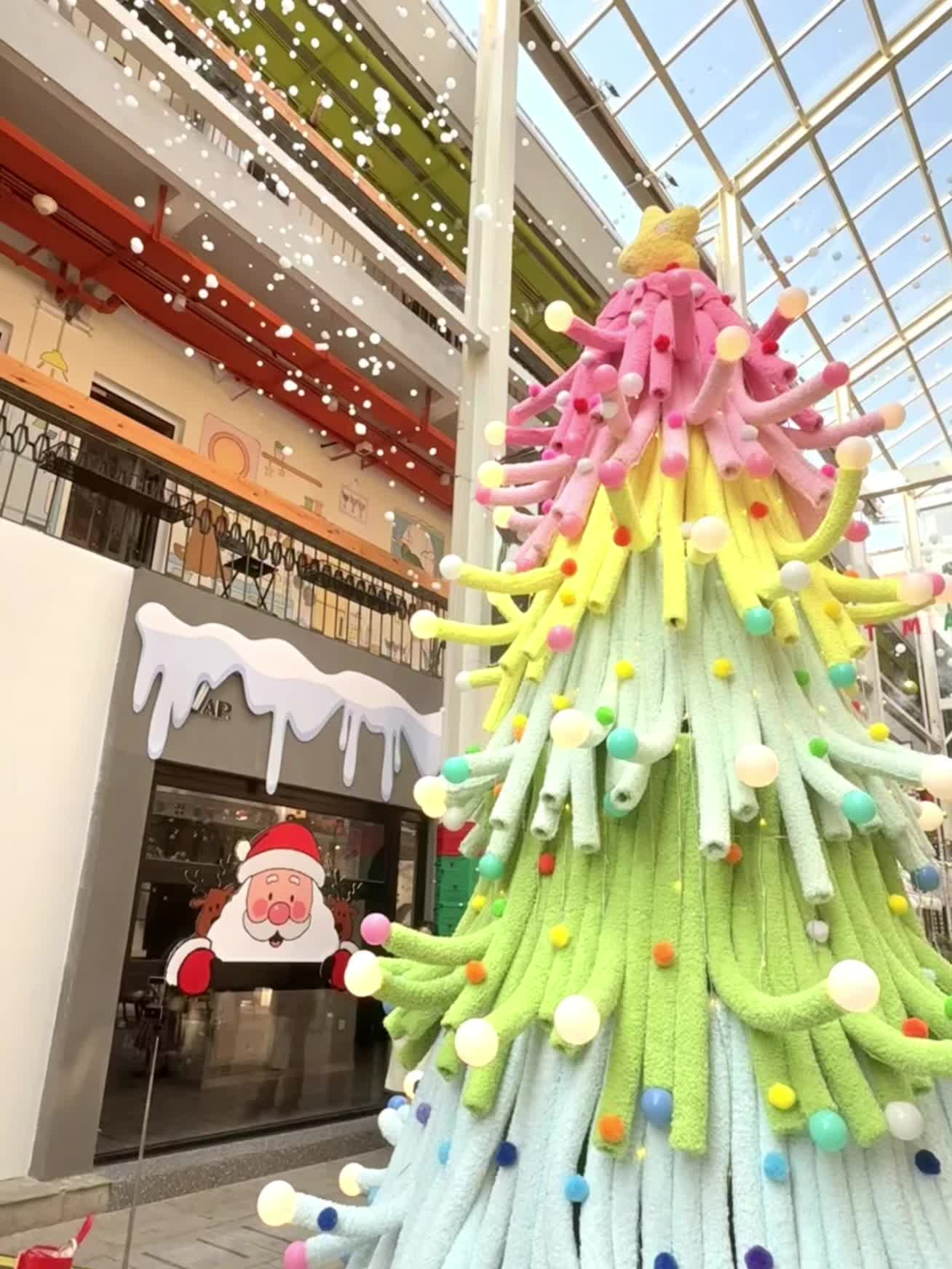 武汉圣诞氛围已拉满🎄快来打卡超美圣诞树。终于找到武汉圣诞打卡宝藏地！...