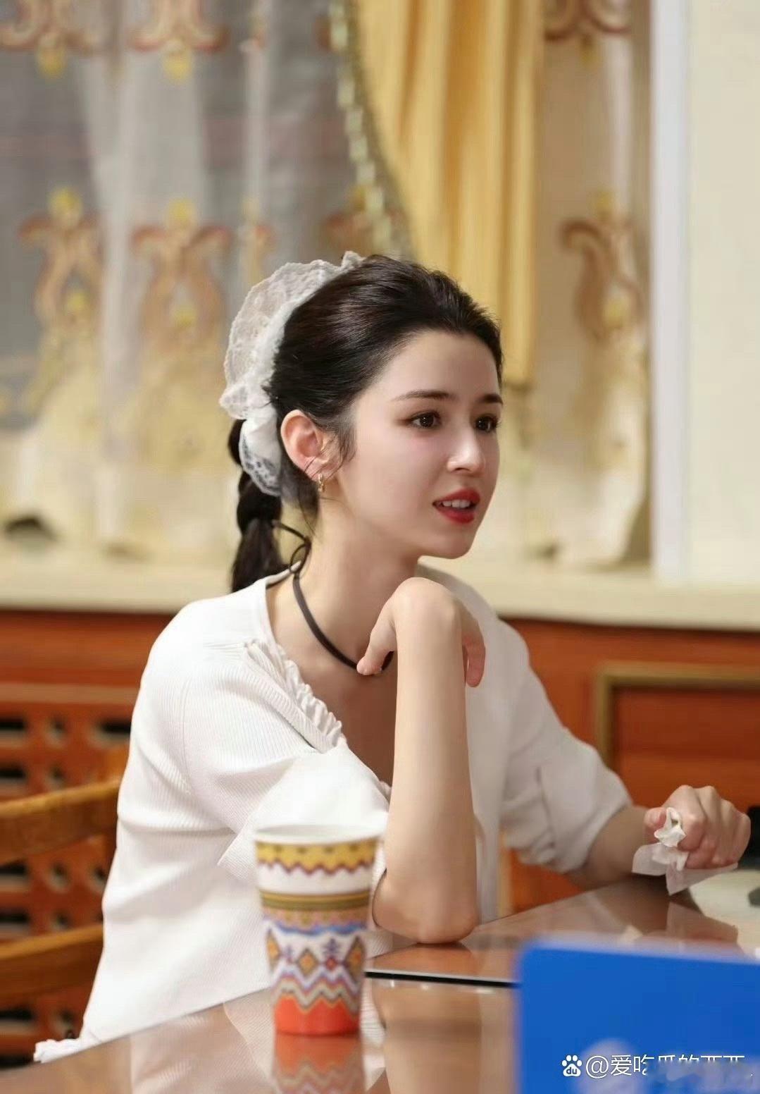 哈妮克孜气质好绝，元气灵动，温柔甜美，头上的发圈好衬她，少女感十足！ ​​​