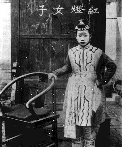 1900年，清末女英雄“黄莲圣母”林黑儿，不幸被八国联军俘获，受尽屈辱后依旧镇定